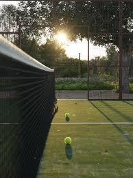 Padelbaan en bal bij CAN Padel Ibiza