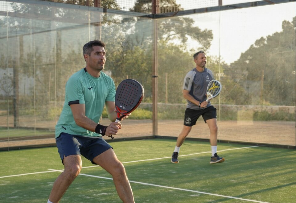 Zakelijke padelreis Ibiza – padeltraining tijdens het padelweekend op Ibiza