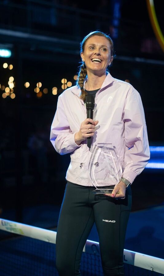 Marcella Koek padelles en padelclinic