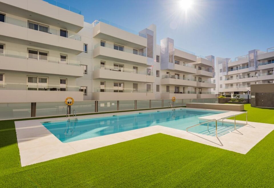 Aqua Apartments Marbella - buitenaanzicht met zwembad