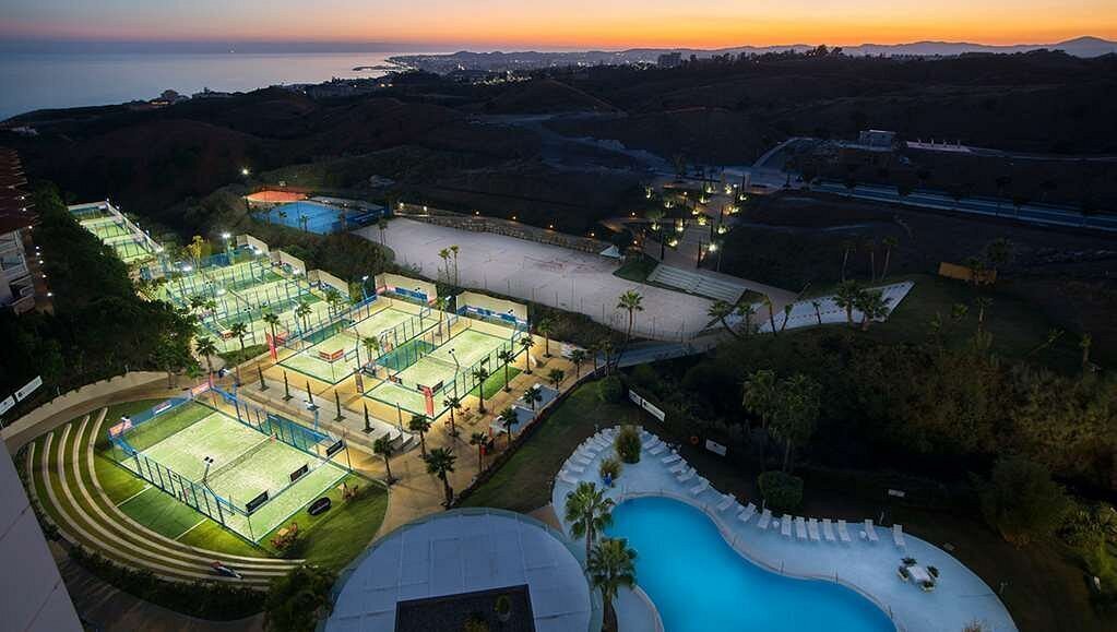 Padelbanen in de avond Higueron hotel Malaga
