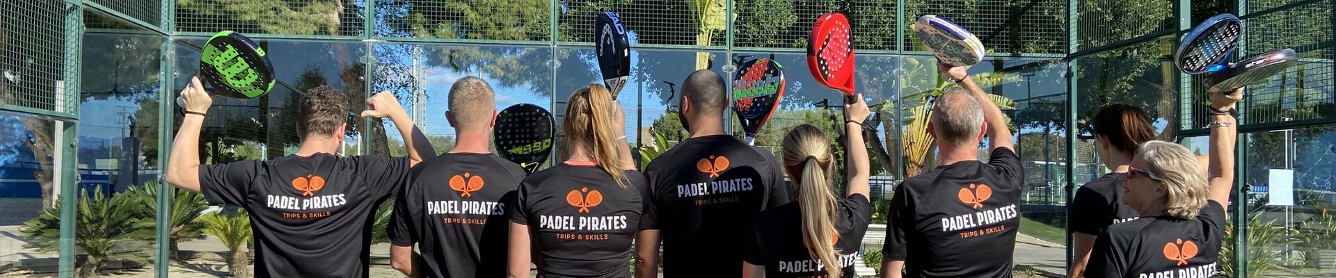 Groep padelspelers van Padel Pirates in Spanje