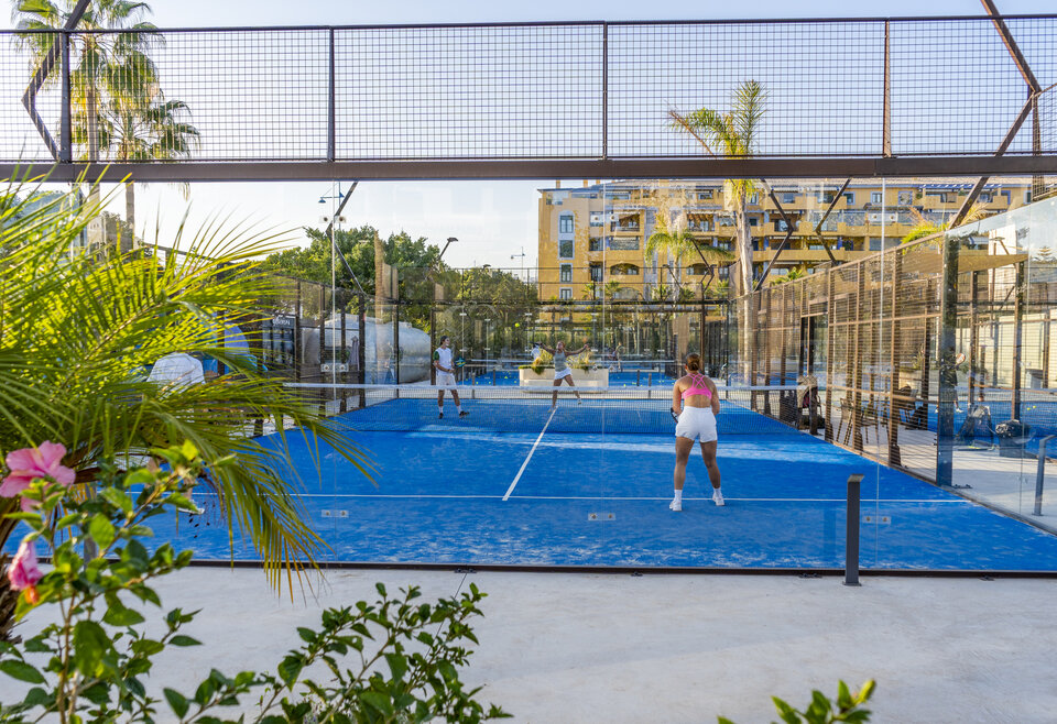 Padelspelers op de padelbaan in Marbella Spanje