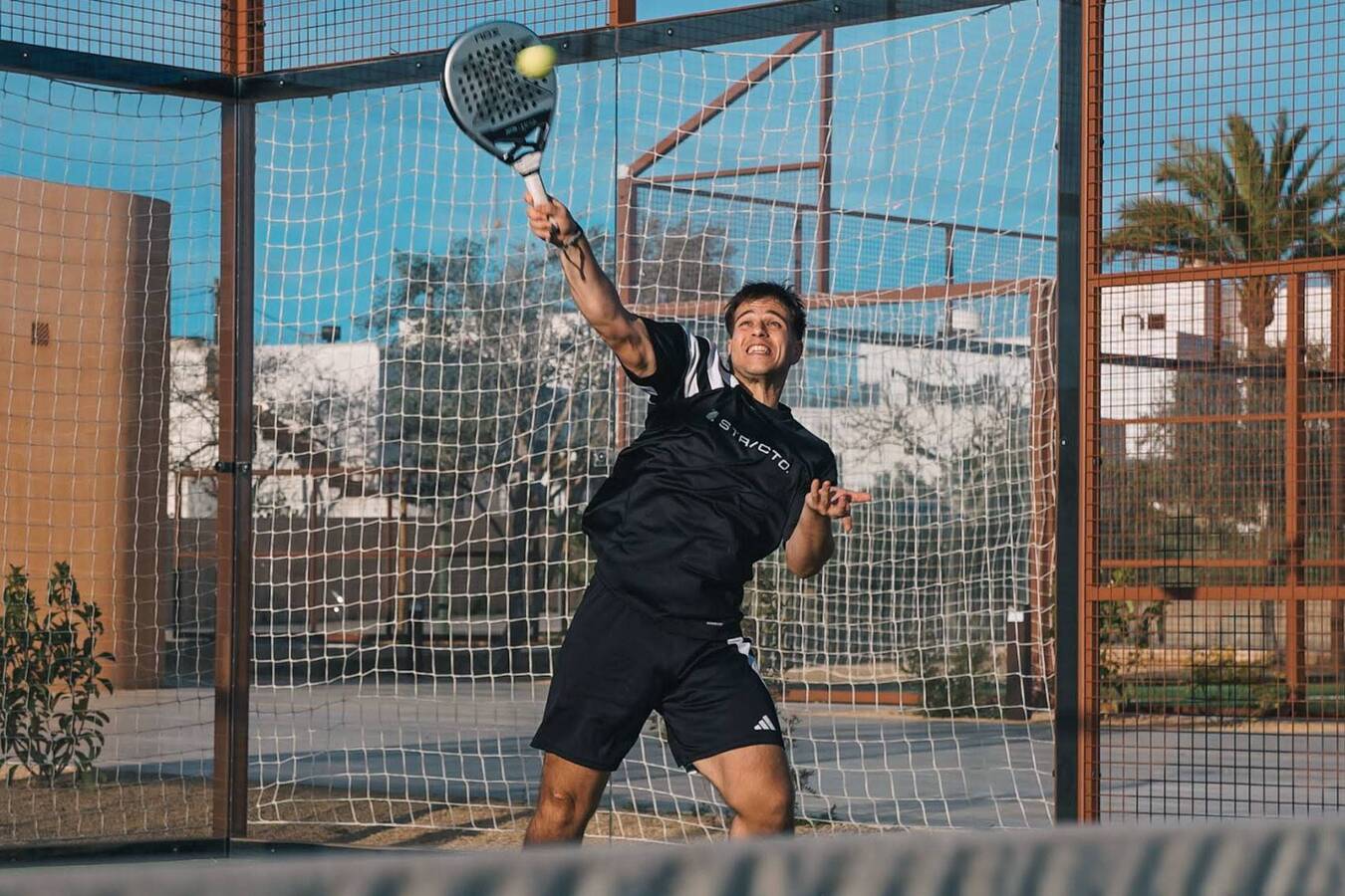 Padelspeler bij Can Padel Ibiza