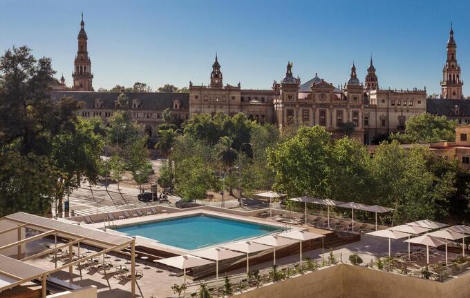 Zwembad van het hotel in Sevilla