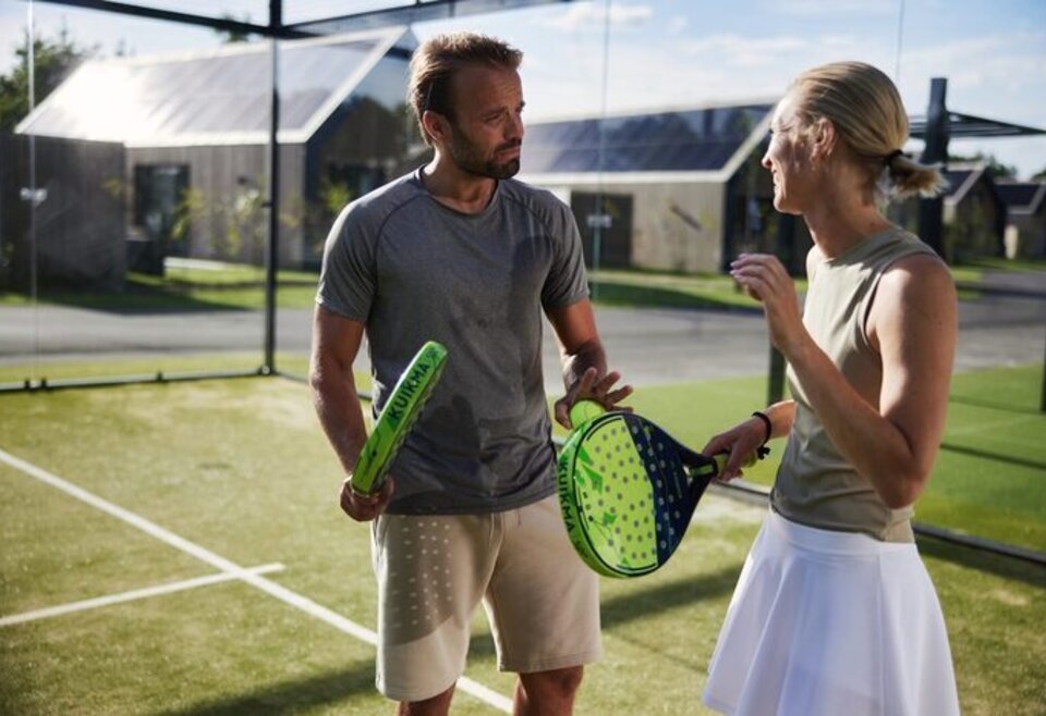 Padelspelers op de padelbaan in Friesland