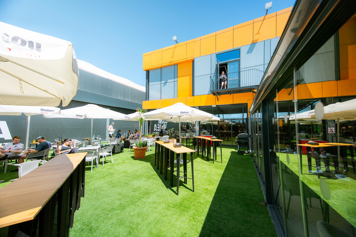 Terras buiten Sportcity Valencia padel 