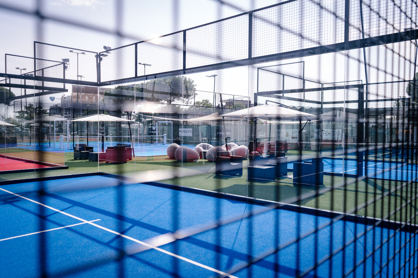 Padelbaan achter het gaas in Italië, Marina di Ravenna