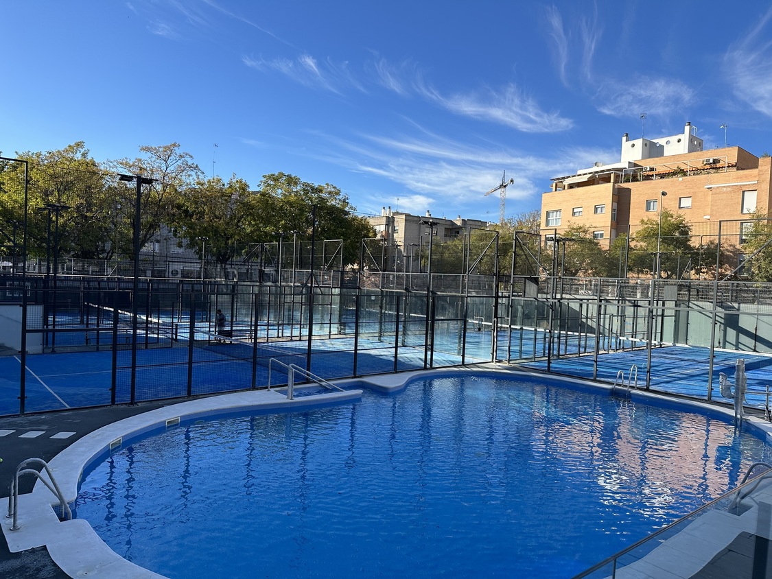 Padelbanen en zwembad van padelcentrum in Sevilla