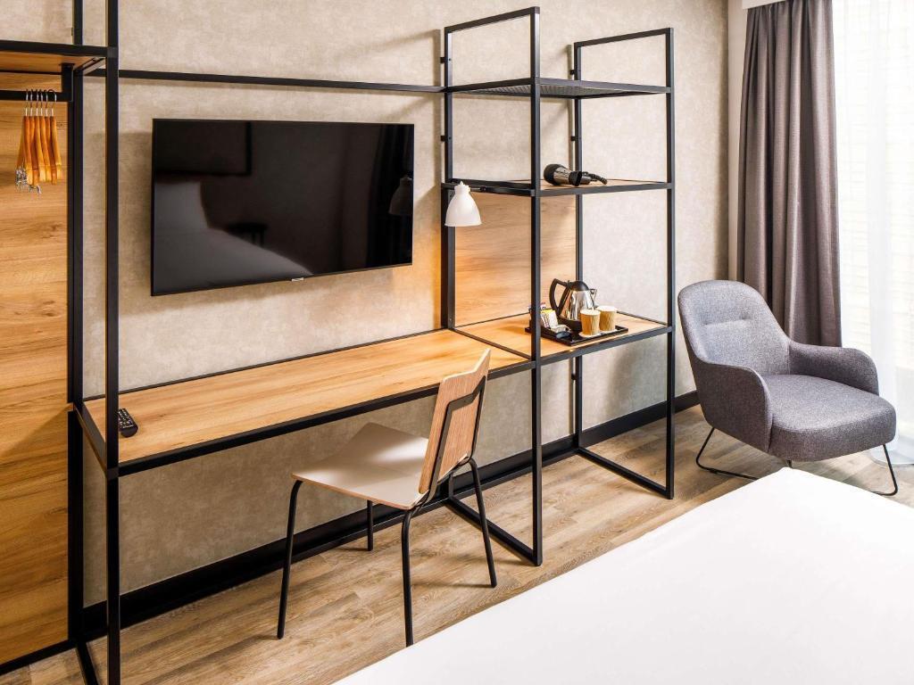 Hotelkamer met tv Ibis Hotel Tilburg Nederland