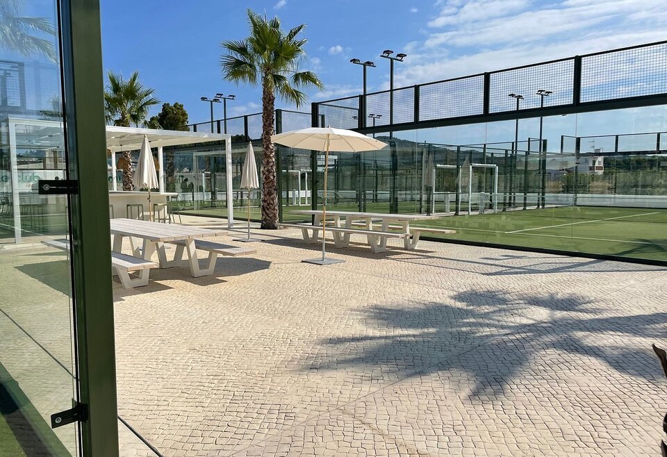 Terras van de padelclub in Ibiza