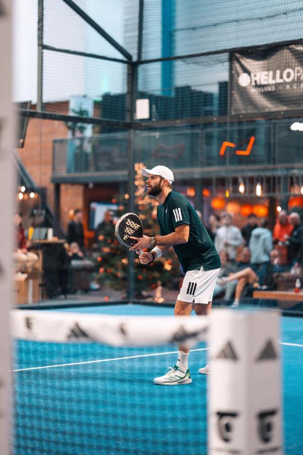 Uriel Maarsen padelles en padelclinic