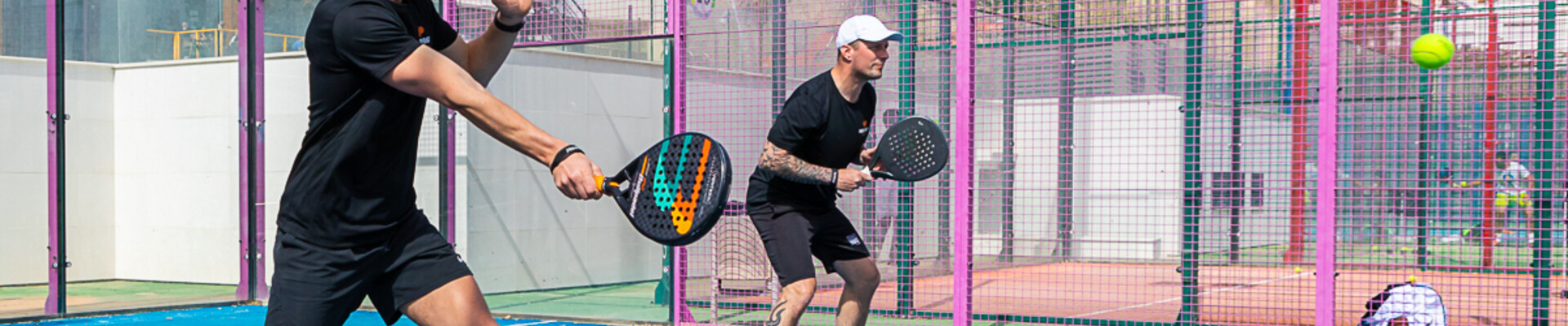 Twee padelspelers aan het trainen in Spanje