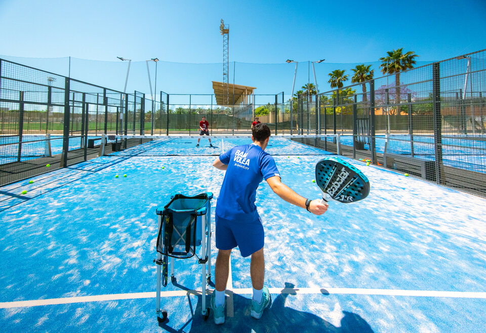Padelbanen buiten trainer Sportcity Valencia padel
