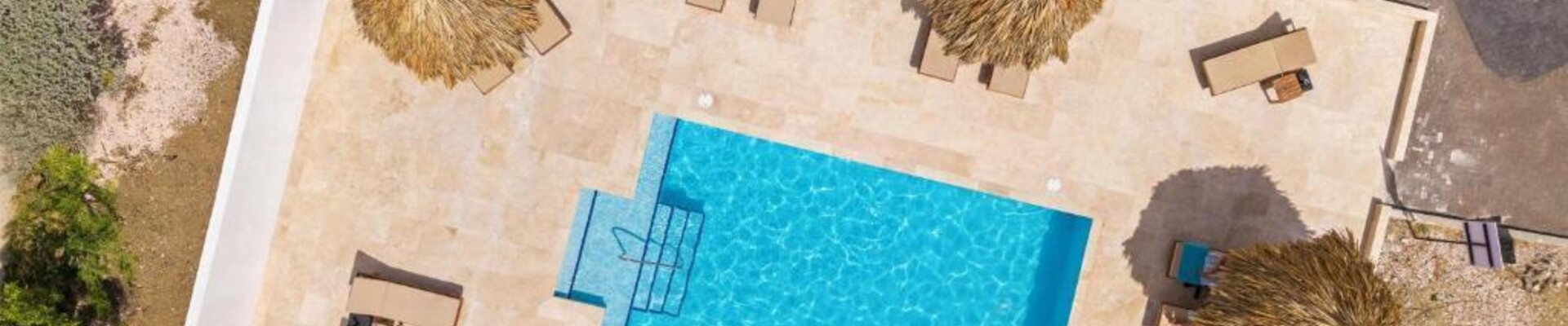 Bovenaanzicht zwembad Livingstone Curacao Corendon padelreis