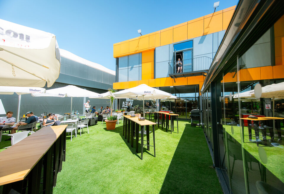 Terras buiten Sportcity Valencia padel 