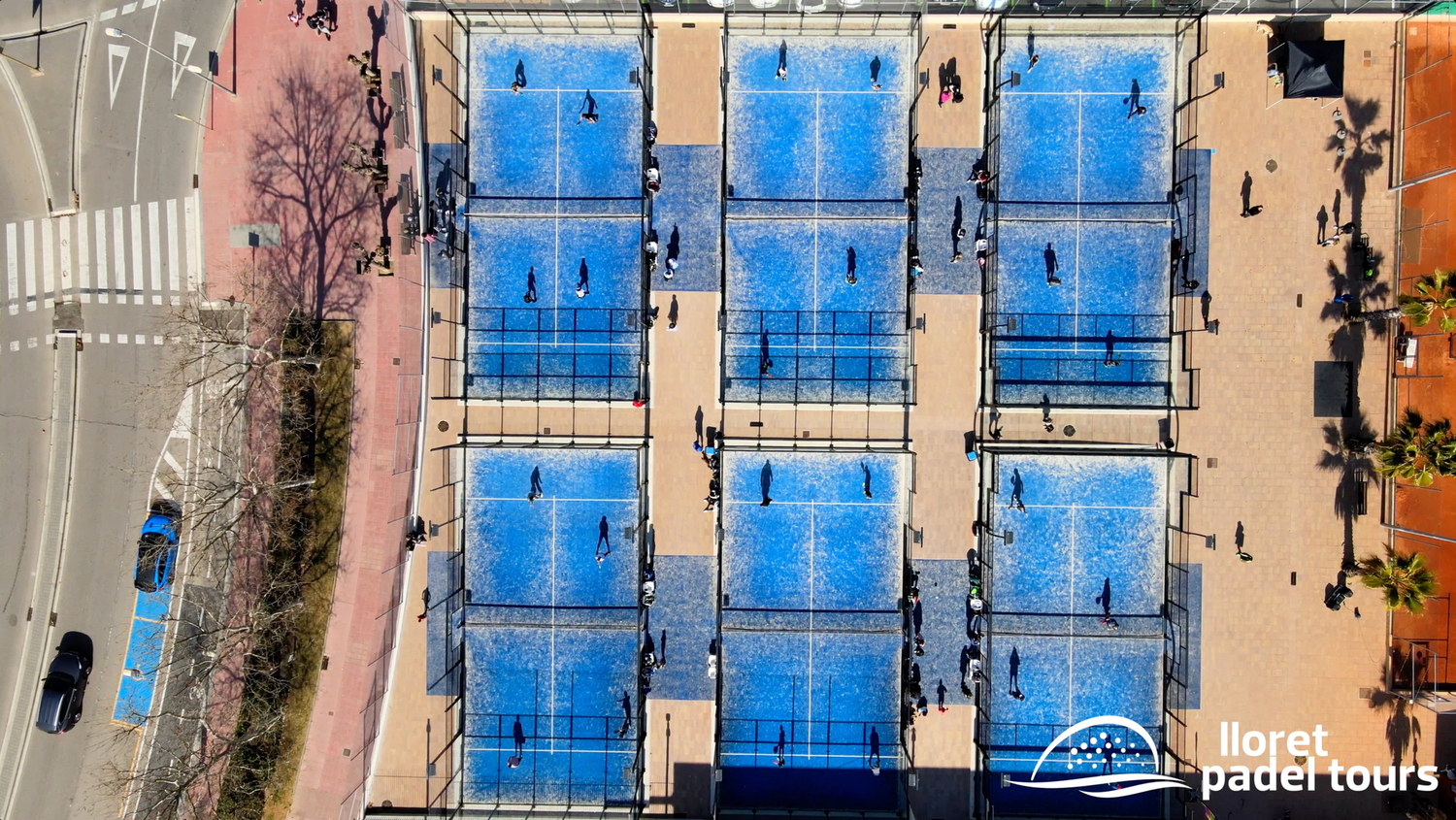 Bovenaanzicht van 6 padelbanen in Lloret de Mar