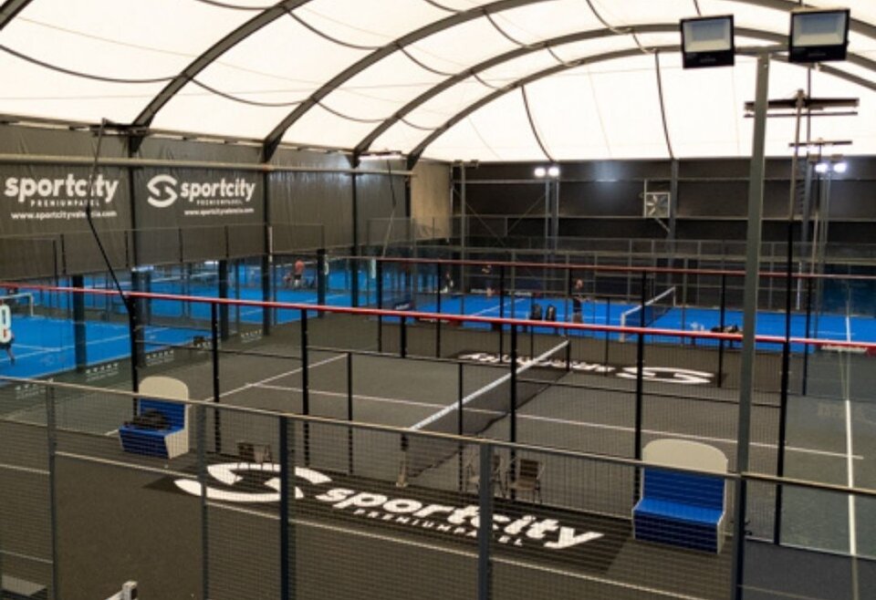 Sportcity Valencia padelbanen binnen 