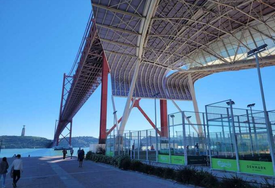 Padelclub onder brug in Lissabon