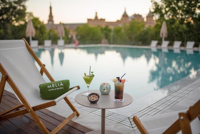 Zwembad van hotel met loungestoelen in Sevilla