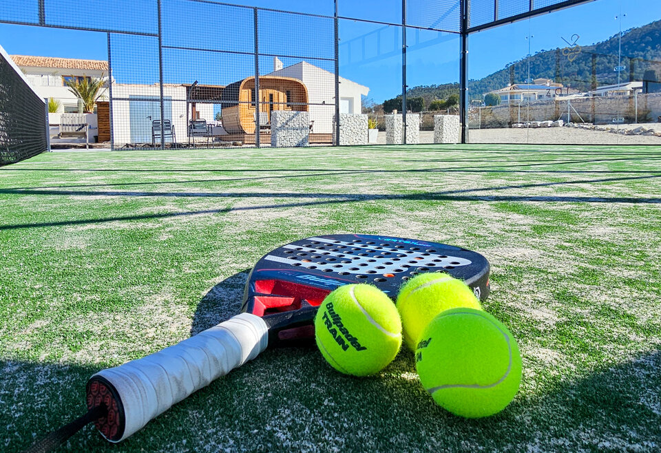 Padelrackets en ballen bij villa La Zarza in Alicante