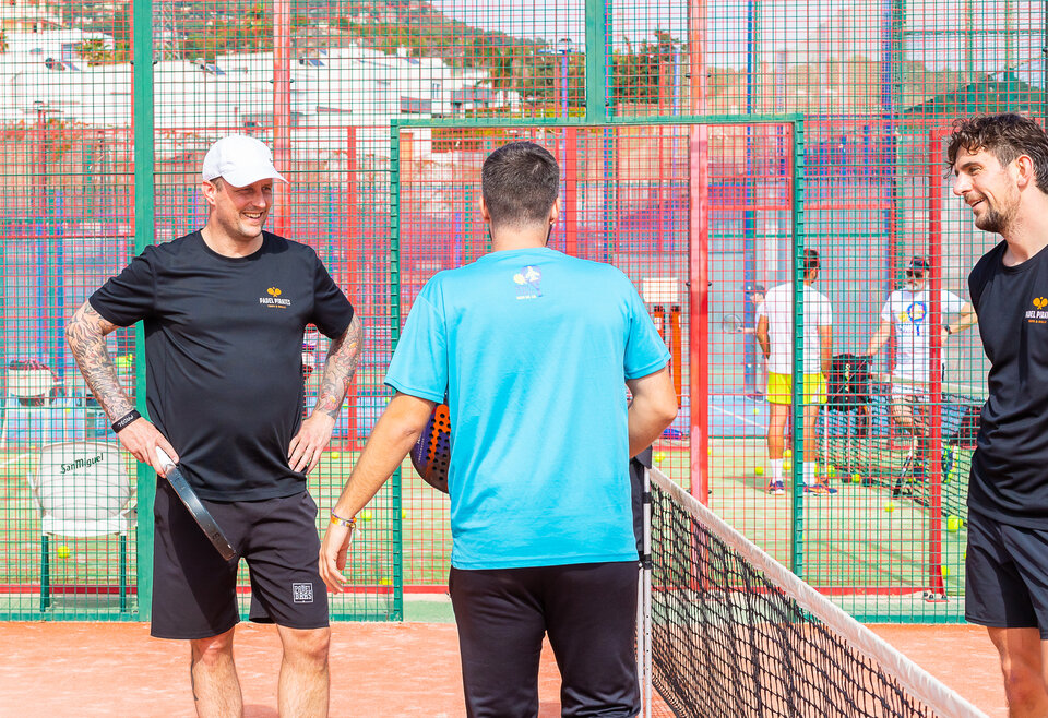 Padeltrainer geeft instructies in Malaga