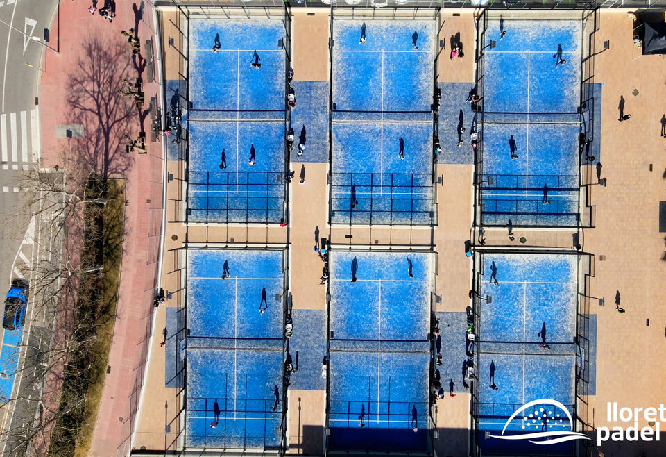 Bovenaanzicht van 6 padelbanen in Lloret de Mar