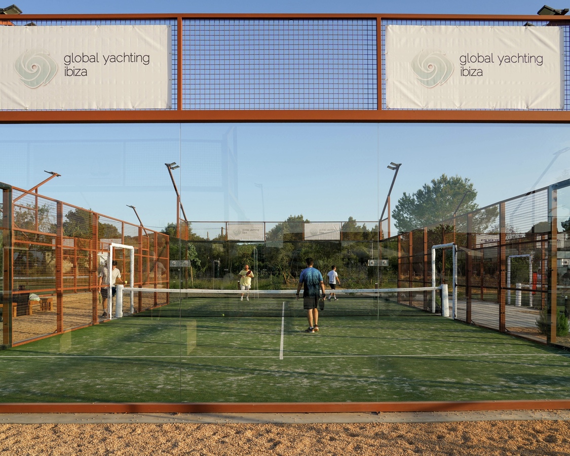 Zakelijke padelreis Ibiza – buitenbanen van padelclub Can Padel Ibiza