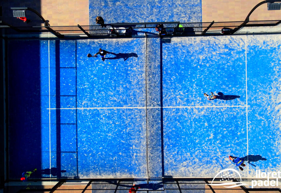 Bovenaanzicht van padelbaan met padelspelers in Lloret de Mar