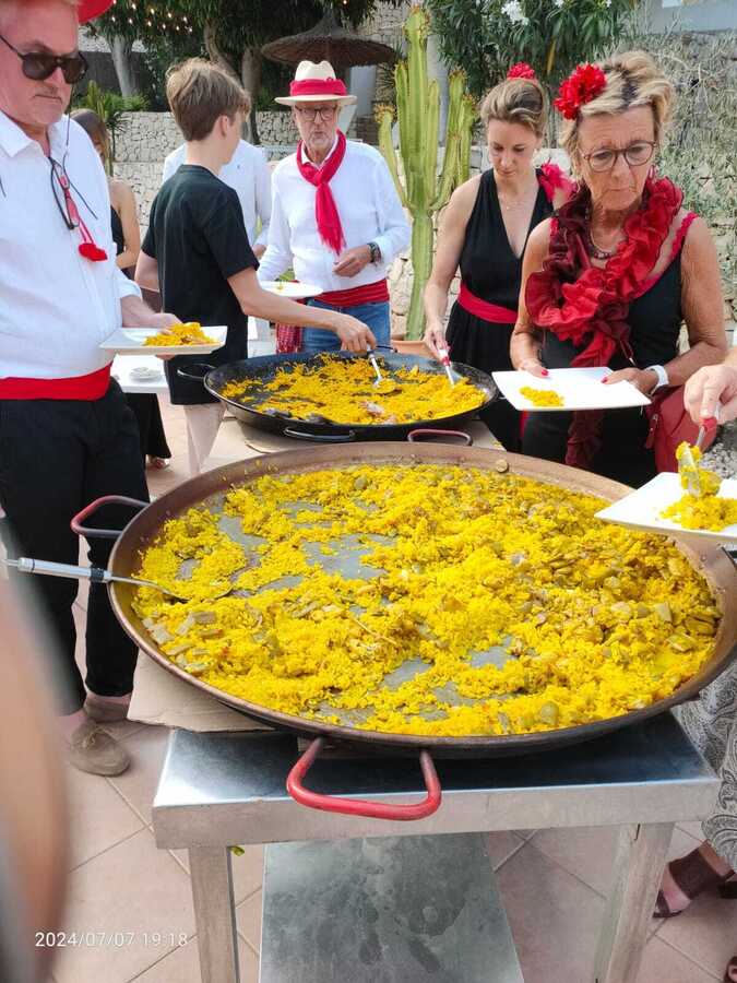 Deelnemers tijdens Paella-avond in Abeniss, Spanje.