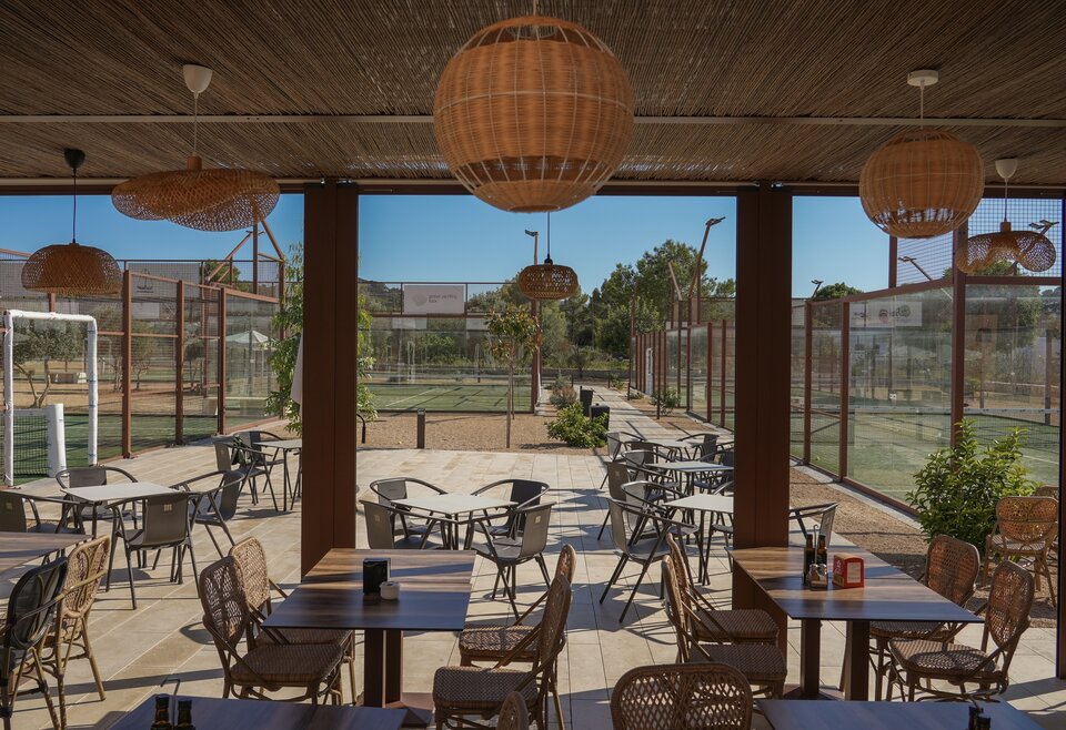 Zakelijke padelreis Ibiza – genieten op het terras van Can Padel Ibiza