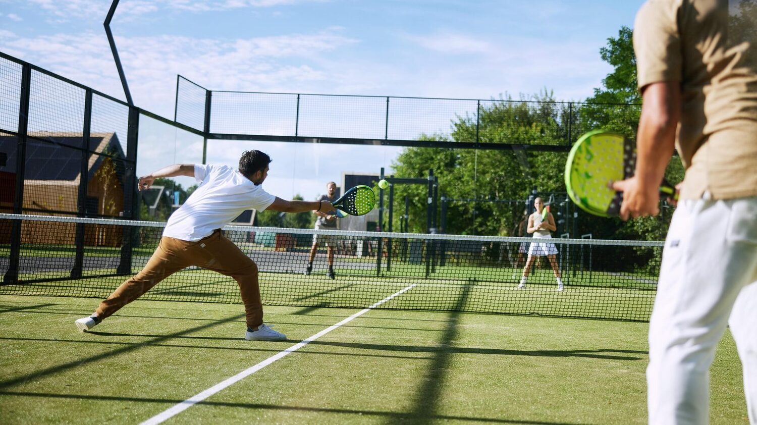 Padelbanen van het vakantiepark in Friesland