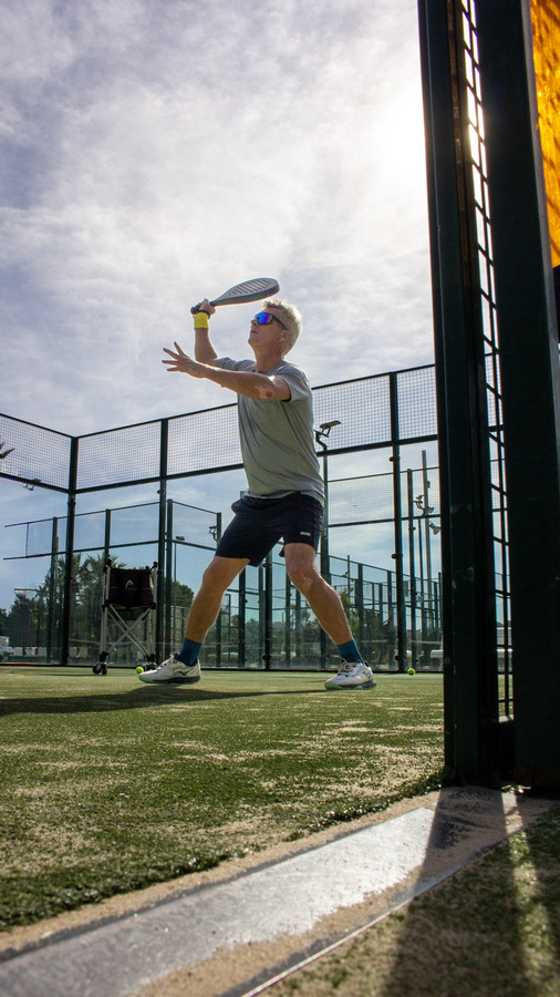 Padelspeler in Spanje op de padelbaan