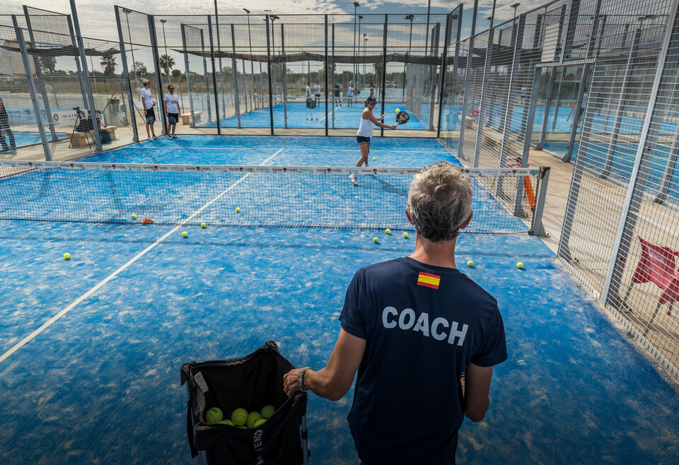 Padelcoach geeft les in Malaga