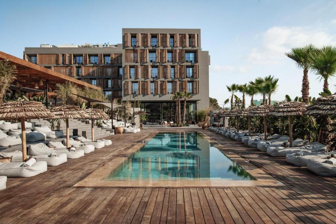 Aangezicht en zwembad OKU Hotel Ibiza