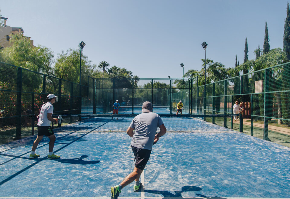 Padelwedstrijd bij villa Pardiena Padelclub Estepona