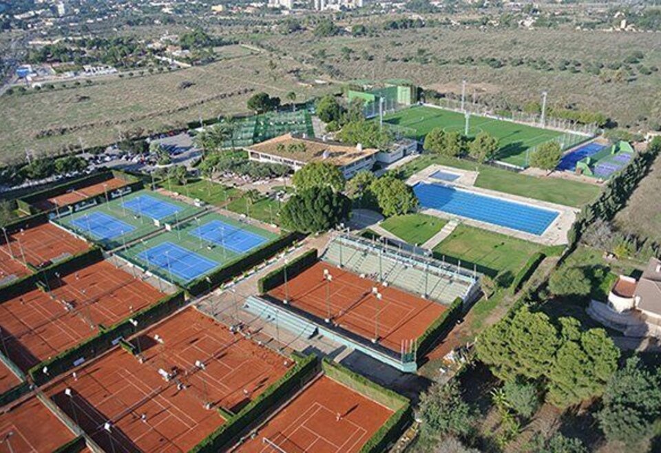 Bovenaanzicht van de padelclub in Alicante