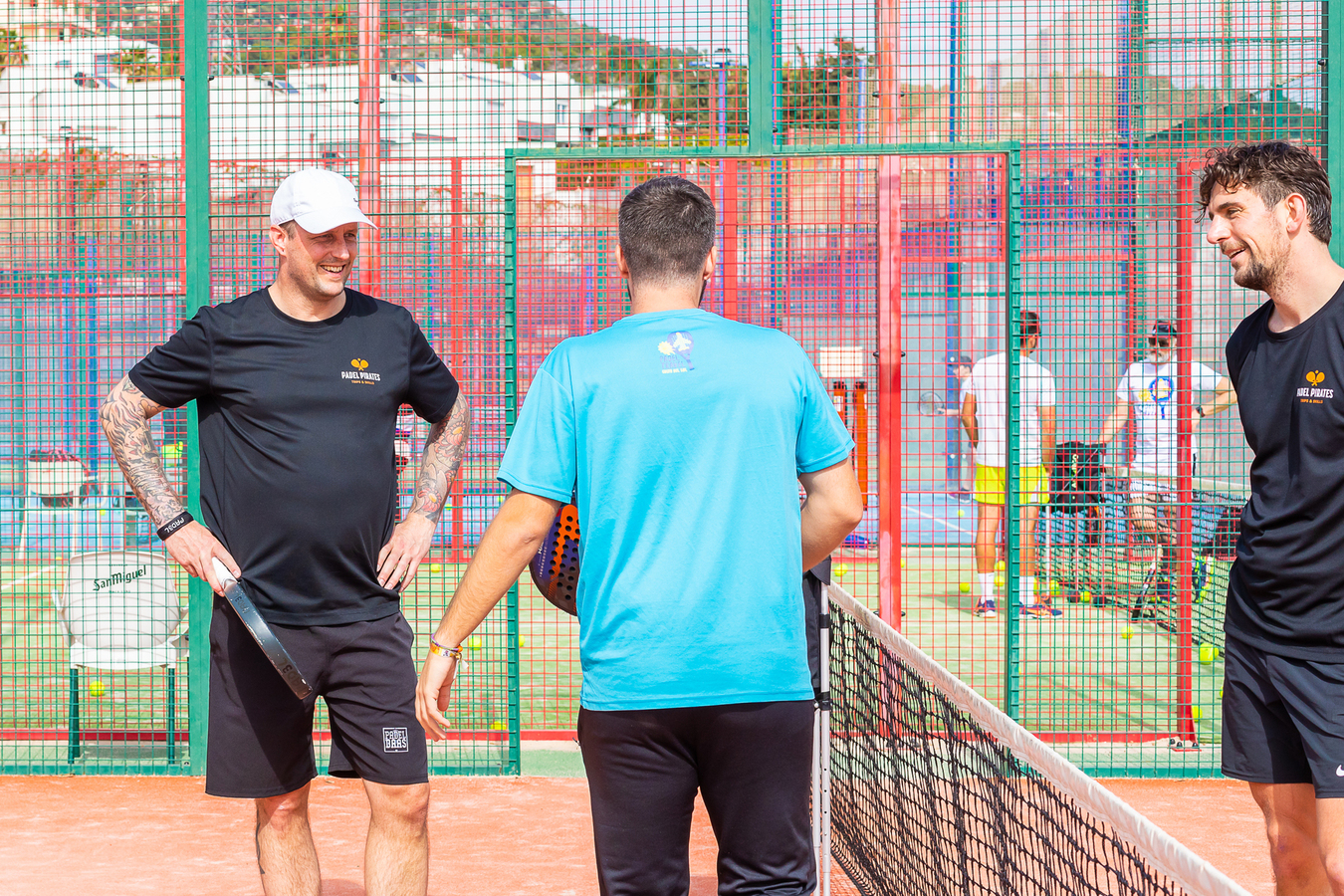 Padeltrainer geeft instructies in Malaga