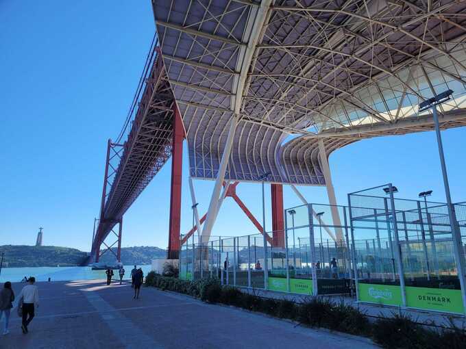 Padelclub onder de brug in Lissabon