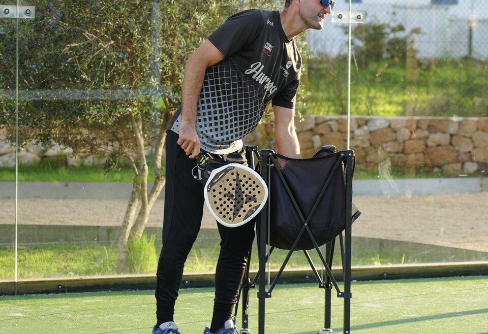 Zakelijke padelreis Ibiza – professionele padeltrainer tijdens training