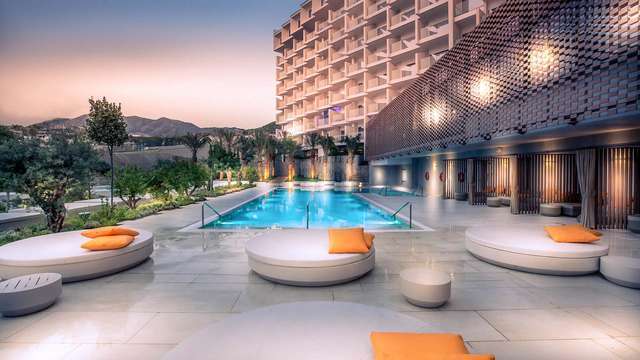 Buitenzwembad Higueron hotel Malaga