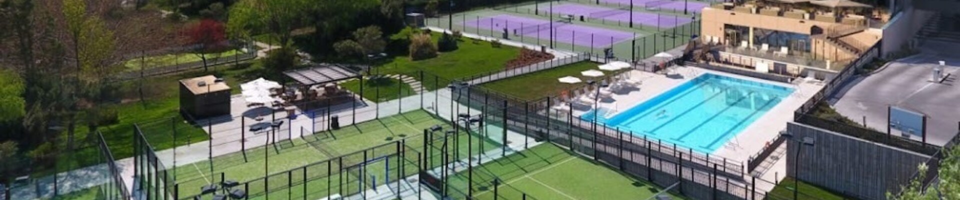 Centercourt van een padelbaan in Marbella (Spanje)
