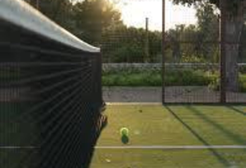 Padelbaan en bal bij CAN Padel Ibiza