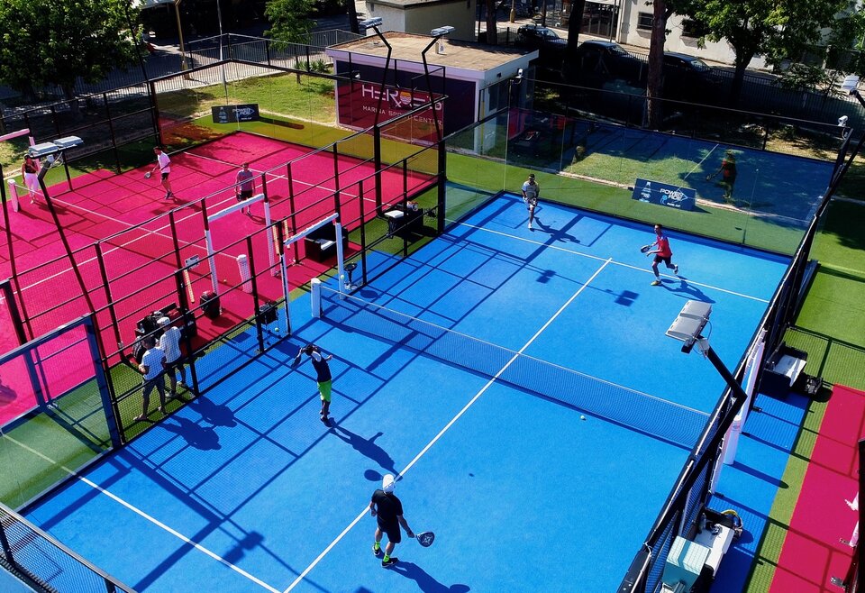 Overzicht van padelbanen bij Heroe's padelcentrum in Italië