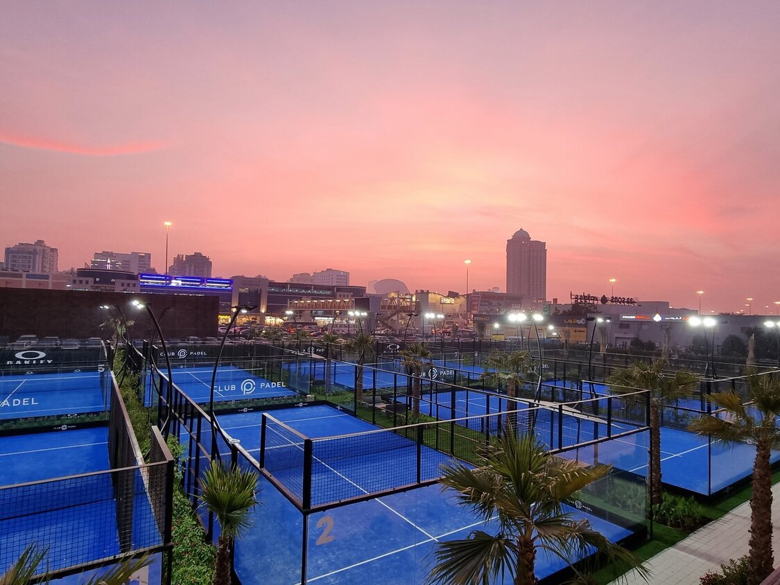 Club Padel Dubai bij nacht