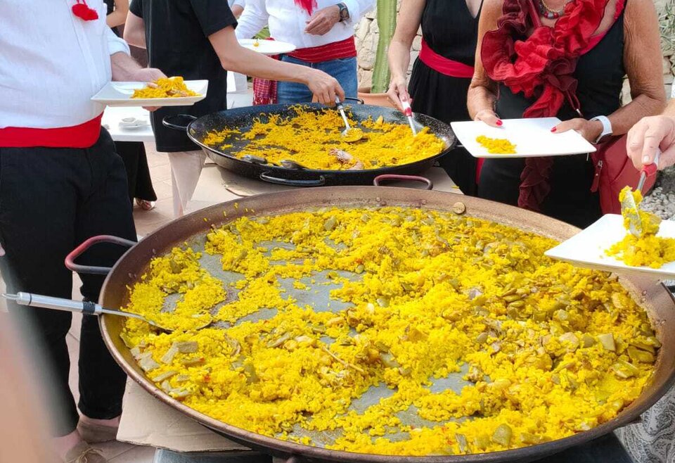 Deelnemers tijdens Paella-avond in Abeniss, Spanje.