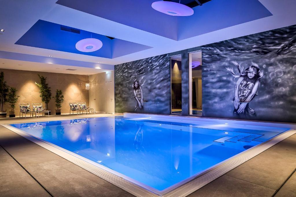 Zwembad van der Valk Tilburg hotel Nederland
