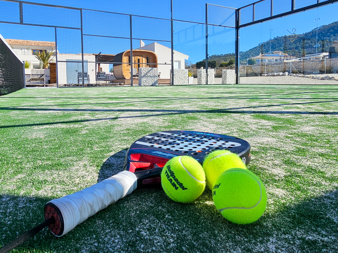 Padelrackets op padelbaan bij villa La Zarza, Pinoso Alicante