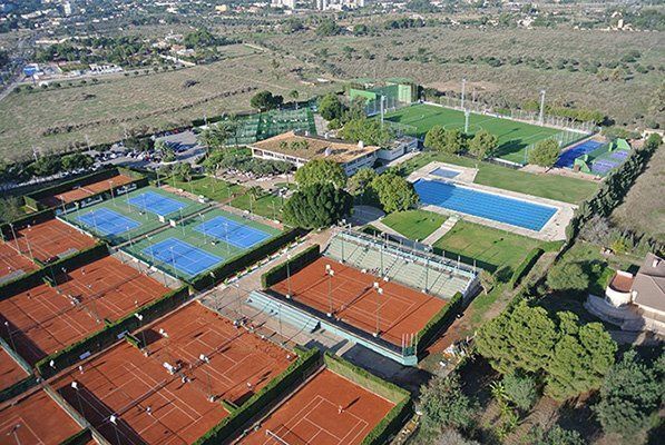 Bovenaanzicht van de padelclub in Alicante