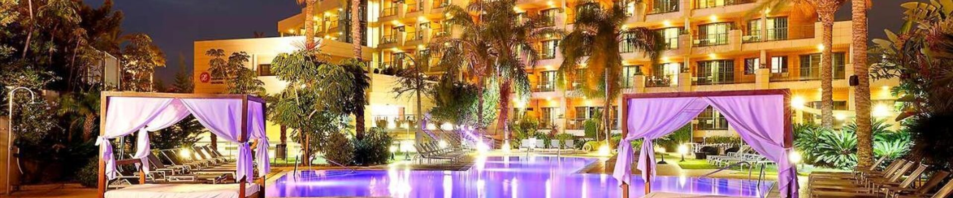 Zwembad in de avond van Exe Estepona Thalasso & Spa- Adults Only